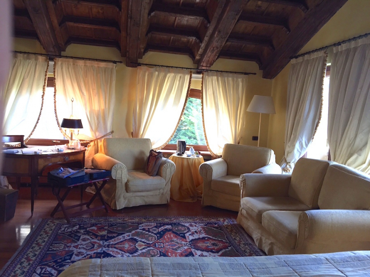 La parte giorno della stanza 25 di Casa Pavesi a Grinzane Cavour