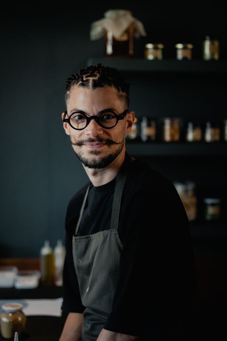 Chef Andrea Serafini nella cucina di Casa Serafini
