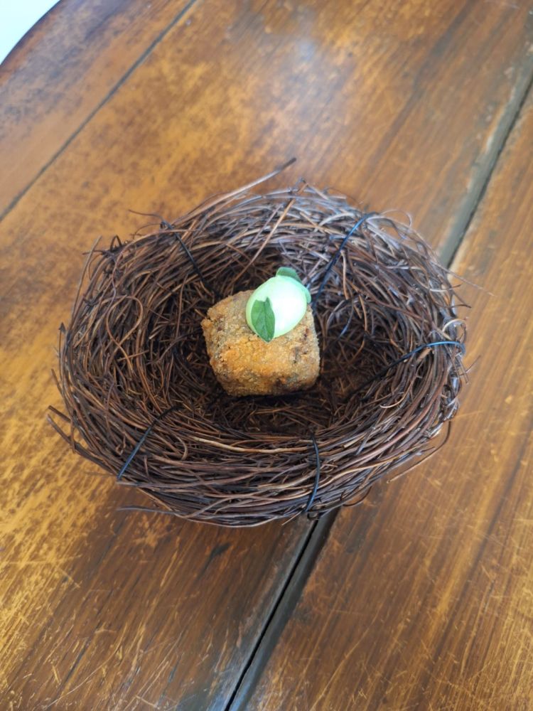 Amuse-bouches:&nbsp;Crocchetta di muflone, cavolo nero e foglioline di maggiorana
