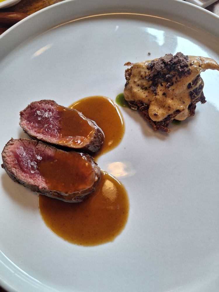 Capra, verza, squacquerone bruciato e bacche di alloro
