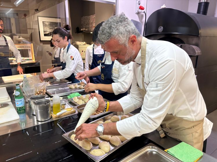 Federico Della Vecchia al lavoro nella cucina dell'hub