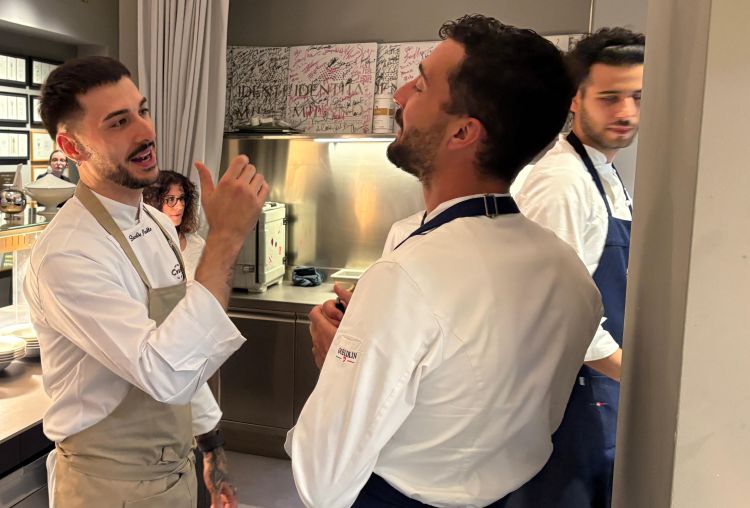 Davide Marzullo scherza con l'executive chef di Identità Golose Milano, Edoardo Traverso