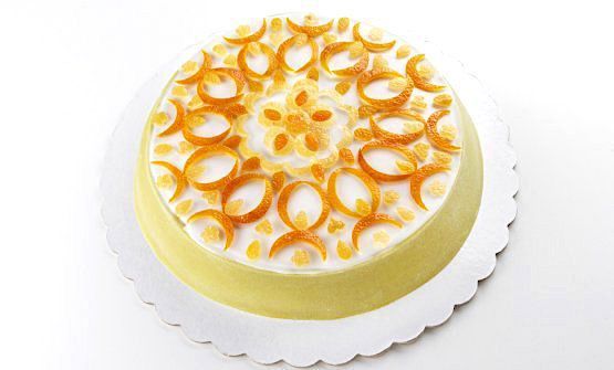 2020/1: Cassata di Corrado Assenza

Annus horribilis, il 2020, marcato dallo scoppio della pandemia, gli italiani imparano a conoscere cosa sono i lockdown. Il congresso è previsto dal 7 al 9 marzo: ovviamente salta. Avevamo già presentato il piatto simbolo di quell'edizione mai svolta. E così lo aveva spiegato paolo Marchi: «Quando abbiamo scelto come tema per il 2020 Il senso di responsabilità tutti abbiamo capito che non sarebbe stato affatto facile leggere il tema stesso attraverso una ricetta, una preparazione. Non bastava infatti pensare a una squisitezza, a una eccellenza indiscutibile. Il senso di responsabilità ci ha portati a pensare sia a un qualcosa di superlativo ma anche alle qualità assolute di chi aveva raggiunto tali vette di qualità. E chi meglio di Corrado Assenza? Non è certo l’unico che ha sempre ben presente a sé la responsabilità verso ogni aspetto della sua professione ma il suo credo abbraccia tutto ben oltre l’orizzonte di Noto. E la sua cassata è la sublimazione di una tradizione millenaria, resa contemporanea attraverso una profonda conoscenza della storia, delle materie prime e degli aspetti alimentari e golosi più autenticamente contemporanei». Senza folklore alcuno
