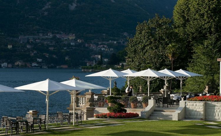 Il ristorante principale del Mandarin Lago di Como vanta una terrazza che si affaccia sul lago di Como 
