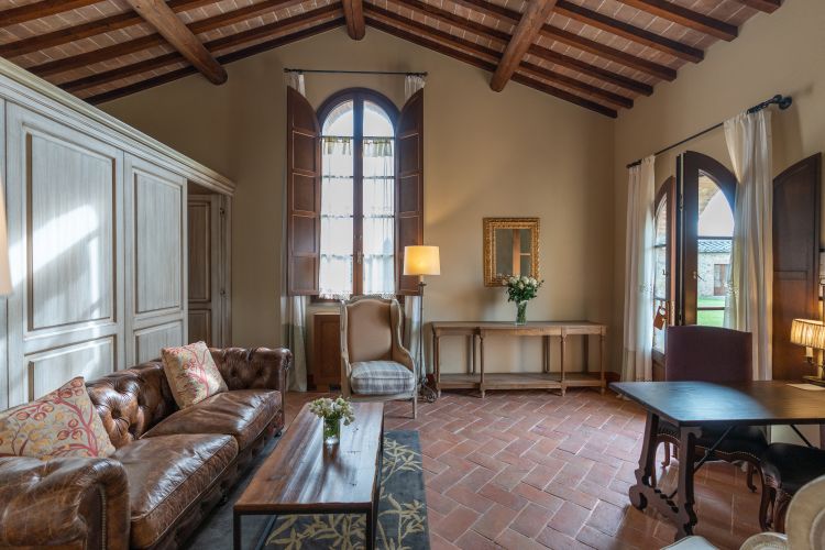 Attorniato da quattro ettari di vigneti e boschi di castagni, Castel Monastero conta 70 camere e suite, che insieme all’esclusiva Villa Lavanda, vivono in equilibrio perfetto tra storia e contemporaneità
