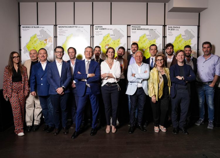Foto di gruppo dei produttori protagonisti della p