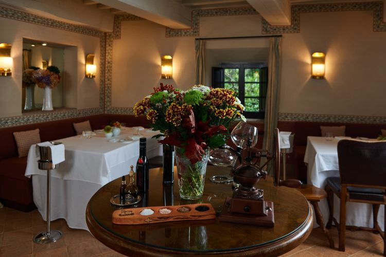 La sala del ristorante. In questa stagione, si mangia anche all'aperto