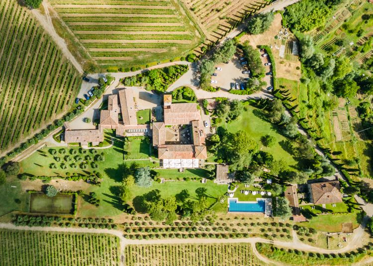 Immerso nella campagna toscana, lo splendido Castello di Spaltenna visto dall'alto