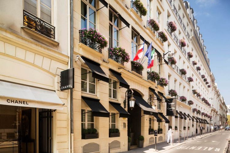 La facciata esterna del Castille Paris - Starhote