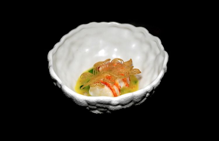 Catalana di astice in stile orientale: catalana di coda d’astice al vapore, emulsione di olio evo e agrumi orientali, cialda croccante alle alghe, verdure di stagione, cipolla rossa e daikon marinati in aceto di riso