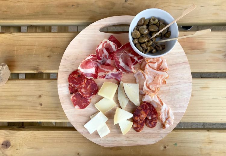 Il nostro tagliere di salumi e formaggi (salsiccia col finocchietto, pancetta tesa, capocollo e soppressata del salumificio Sapori di Castelluccio di Castelluccio, lato lucano del Pollino, piccola azienda a filiera super chiusa e zero nitrati. Poi formaggi vaccini di Campotenese, e altri ovini e caprini di Morano Calabro. E olive schiacciate)
