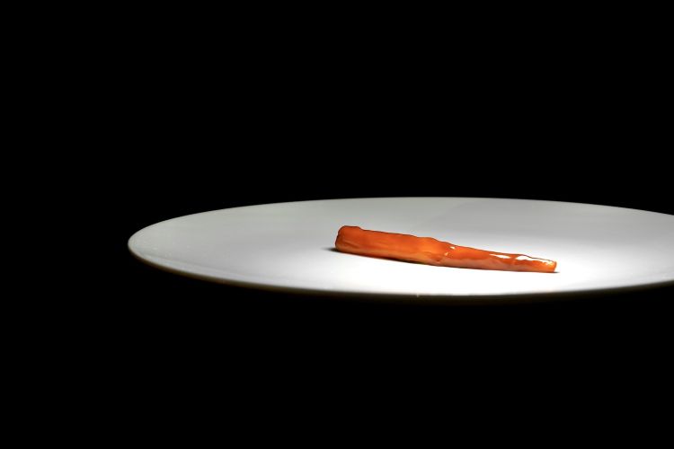Carota: il cuore tornito della carota viene cotto al cartoccio sotto cenere e poi glassato con le altri parti della carota stessa, alla base una salsa di ciuffi di carota. Non ci sono sale, zucchero o grassi aggiunti
