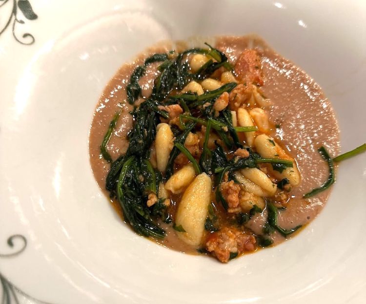 Cavatellini fatti a mano con pezzente della montagna materana, cicoria e crema di fagiolo rosso scritto del Pantano di Pignola
