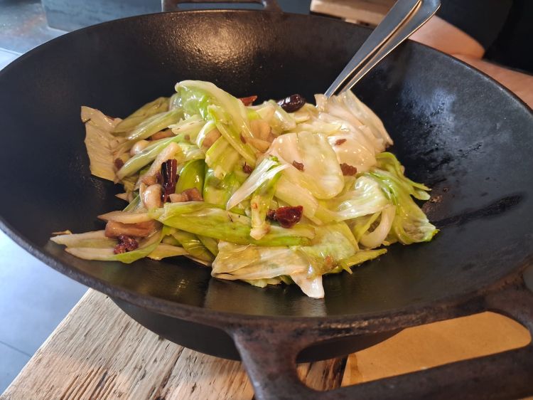 Cavolo cappuccio saltato con zenzero e pancetta croccante
