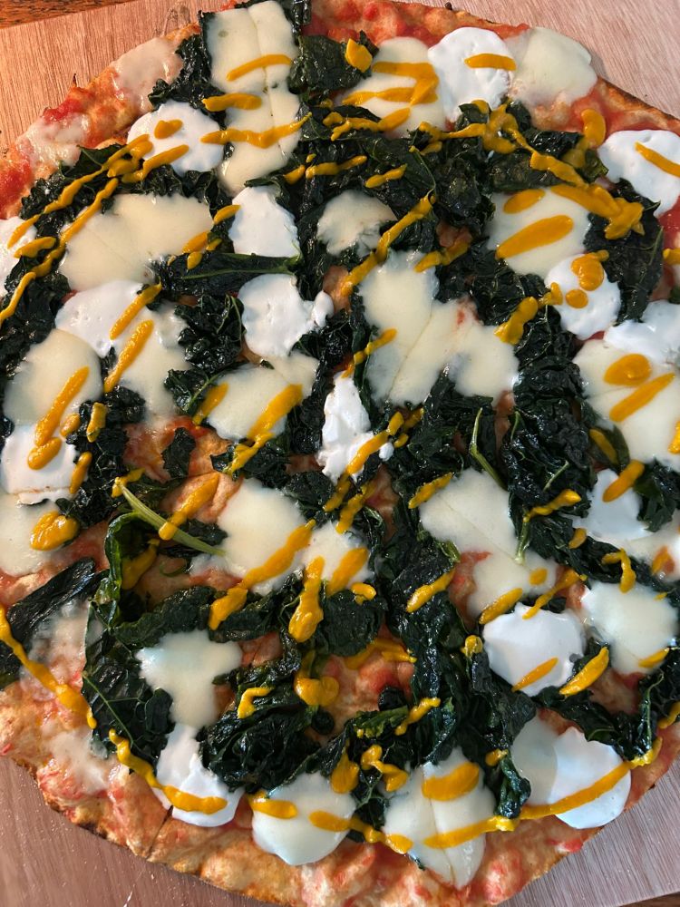 Pizza con ricotta, cavolo nero, carote e profumo di timo: la ricerca dell'ingrediente stagionale nel pieno rispetto della materia prima per Panisfizio è prioritaria