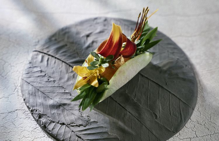 Cavolo rapa, rafano ed erbe selvatiche - &laquo;Una fetta sottile di cavolo rapa che andiamo ad utilizzare per creare questo taco. Viene farcito con una crema di pinoli condita col rafano. Abbiamo all'interno mele, pere, topinambur, quindi una selezione di erbe. Alla base e alle estremit&agrave; ecco dragoncello e silene; in cima, centocchio e fiori di violetta&raquo;
