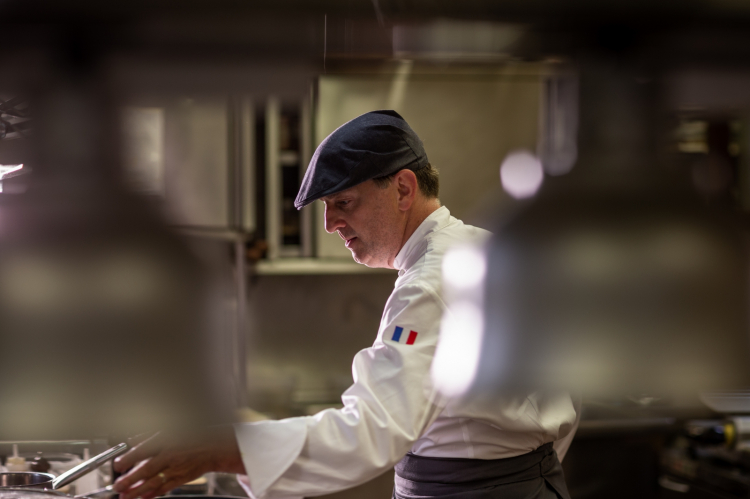 Marc Lanteri al lavoro in cucina a Grinzane Cavo