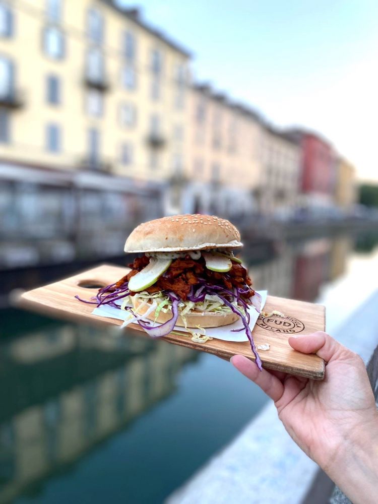 Il Pulled Planted panino con ripieno vegan arriva sui Naviglia a Milano da FUD Bottega sicula - Foto: Viani 
