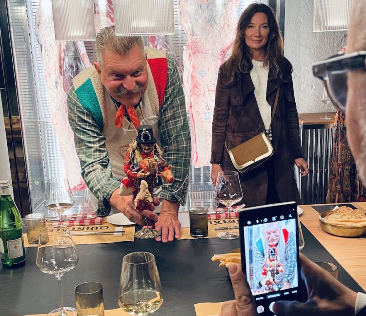 Un simpatico siparietto tra Dario Cecchini e Franco Pepe, sotto gli occhi di Maddalena Fossati