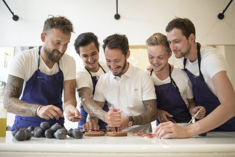 Cédric Grolet con i suoi collaboratori. Foto Phil