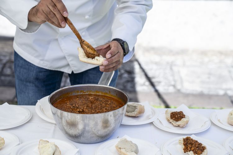 Il sapore di una domenica mattina: pane (di recupero) e ragù, di Andrea Ribaldone
