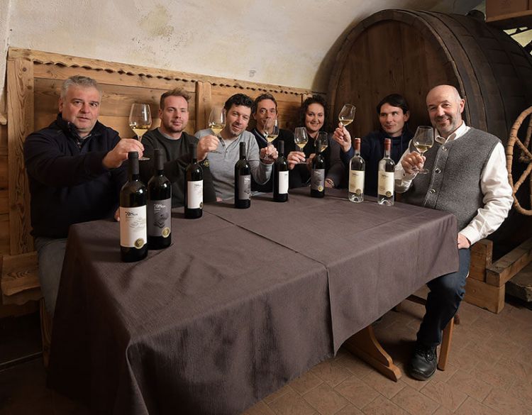 Foto di gruppo dei rrsponsabili delle sei aziende che si sono messe in rete col consorzio Cembrani Doc. Sono Distilleria Pilzer, Azienda Agricola Simoni, Azienda Agricola Zanotelli, Distilleria Paolazzi, Azienda Vitivinicola Nicolodi Alfio e Cembra Cantina di Montagna
