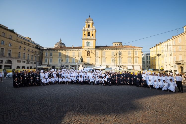 Foto di gruppo alla Cena dei Mille, a Parma
