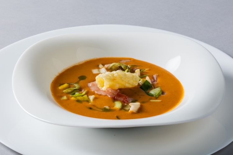 Vellutata di pomodoro, verdure croccanti, gambero e olio al basilico