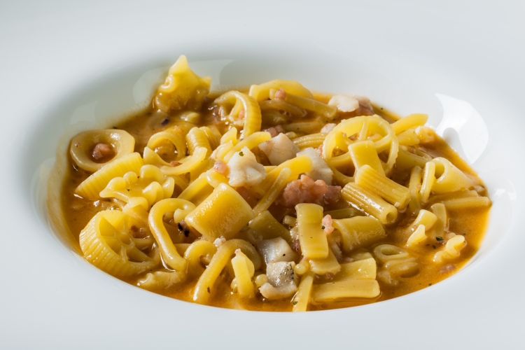 Minestra di pasta mista con pesci di scoglio