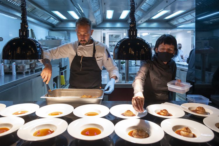 Fina Puidevall e la sua Cipolla dolce del vulcano Croscat ripiena di pecorino di Farró e pane ai cereali
