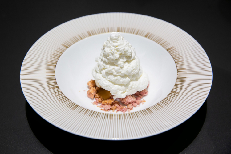 Bernina: ricotta ovina soffiata, gelato al ginepro, caramello salato e crumble ai frutti di bosco, di Alessandro Negrini e Fabio Pisani