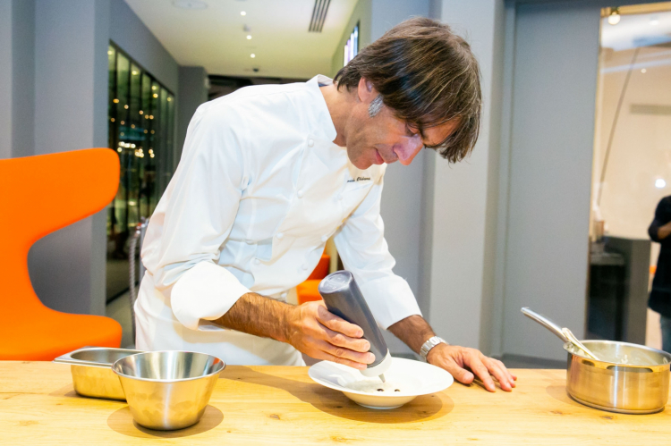 Davide Oldani termina la preparazione del suo risotto