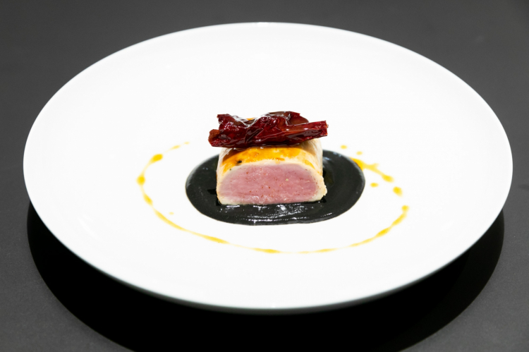 Agnello allo zafferano e cardamomo con crema di cipollotto al nero di seppia, di Antonio Guida