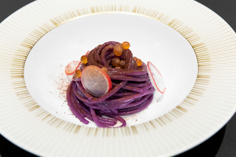 Spaghettone Monograno Felicetti, cavolo viola, grué di cacao e uova di salmone, di Carlo Cracco
