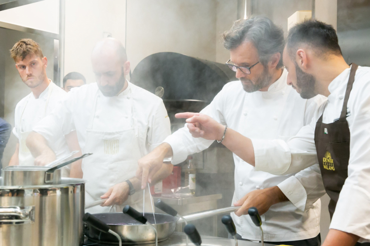 ...e in cucina con il resident chef Alessandro Rinaldi, a destra
