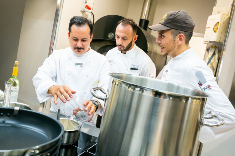 Alessandro Della Tommasina con Alessandro Rinaldi e Alessio Sebastiani, rispettivamente resident chef e sous chef di Identità Milano
