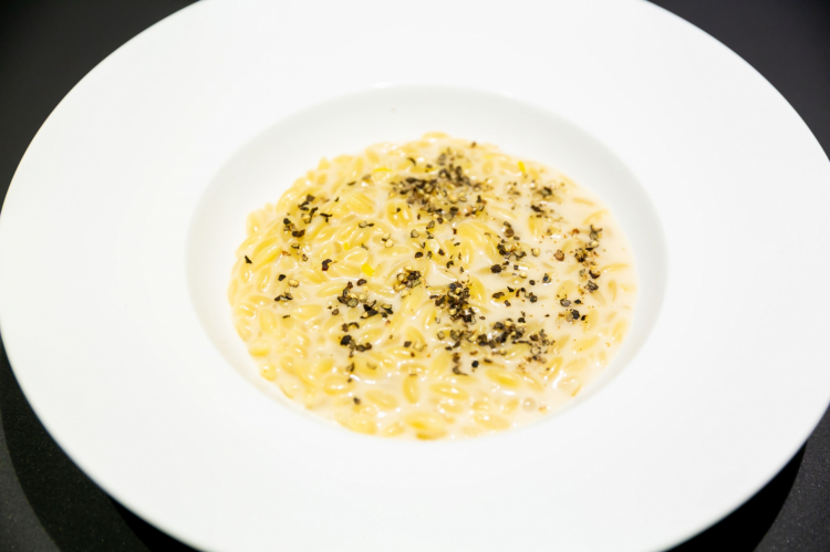 Orzotto come un risotto cacio e pepe affumicato, limone e ricci di mare