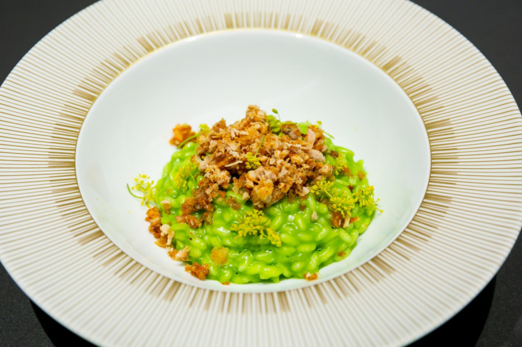 Risotto mantecato al burro di rucola, sardine alla brace e croccante di maiale
