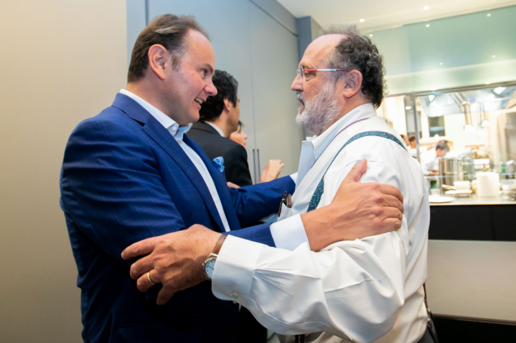 Il saluto tra Matteo Lunelli e Paolo Marchi