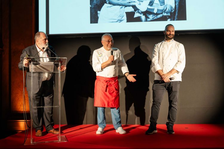 Sul palco, da sinistra, Paolo Marchi, co-fondatore di Identità Golose, il maestro della pizza Enzo Coccia e il maestro cioccolatiere Davide Comaschi