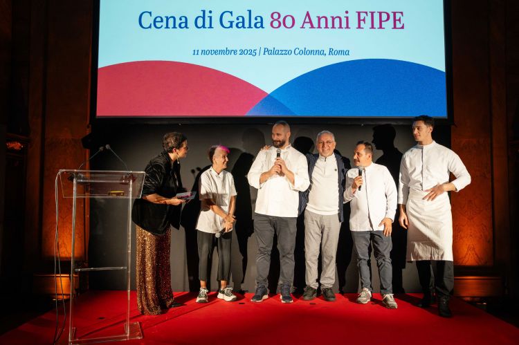 Sul palco, i cuochi che hanno curato la cena, ciascuno interpretando attraverso un piatto, un frammento della Storia d'Italia. Da sinistra, Cristina Bowerman, Davide Comaschi, Enzo Coccia, Alessandro Della Tommasina e il suo assistente