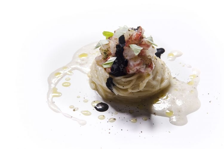 Spaghettino freddo con aglio, olio, peperoncino, salsa di zottoli e gambero rosso al lime
