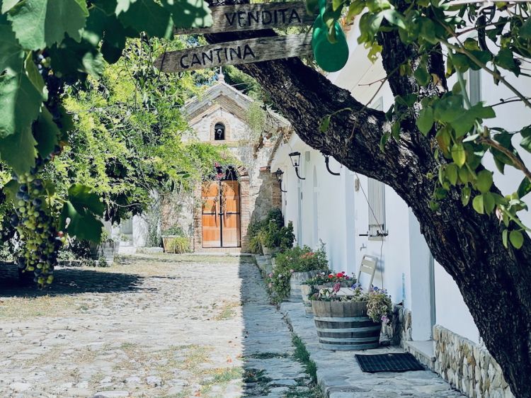 La chiesetta che, sullo sfondo, chiude l'aia sulla quale di affacciano quasi tutte le stanze della struttura ricettiva
