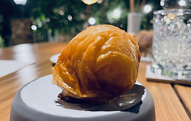 Sfogliatella croccante, caciocavallo podolico e sardella, una tradizione che apre entrambi i menù del ristorante Dattilo
