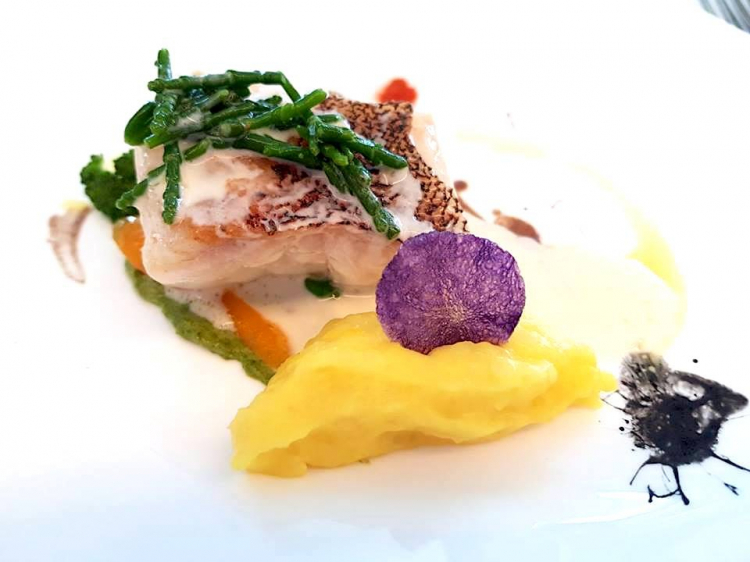 Cernia con pesto di lattuga di mare, verdure, patate schiacciate allo zafferano e salsa di olive taggiasche
