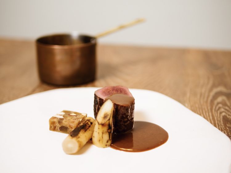 Controfiletto di cervo con salsa dolceforte, panforte e scorzonera