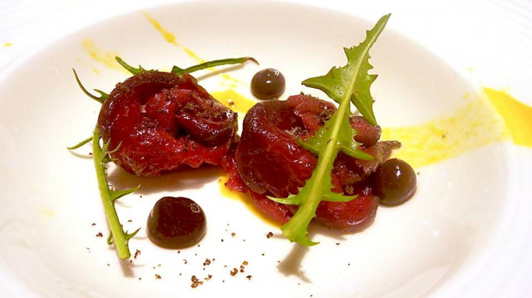 Cervo marinato con erbe di bosco, cicoria spontanea, crumble di caffè e nocciola