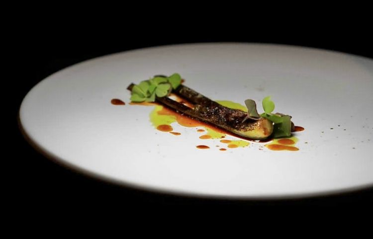 Cervo, pino e mirtillo, primo passaggio: finocchio cotto bt, scannellato e condito con polvere di porcino, garum di funghi, fondo di cervo, trifoglio selvatico