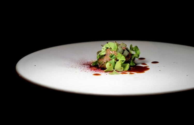 Cervo, pino e mirtillo, secondo passaggio: filetto di cervo su polvere di mirtilli rossi e neri, polvere di pino, grué di cacao, fondo di cervo, olio al mirtillo. Si accompagna con una fermentazione di riso con ibisco