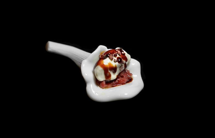 Cervo, pino e mirtillo, terzo passaggio: battuta di cervo, gelato al pino mugo, fondo di cervo e grué di cacao